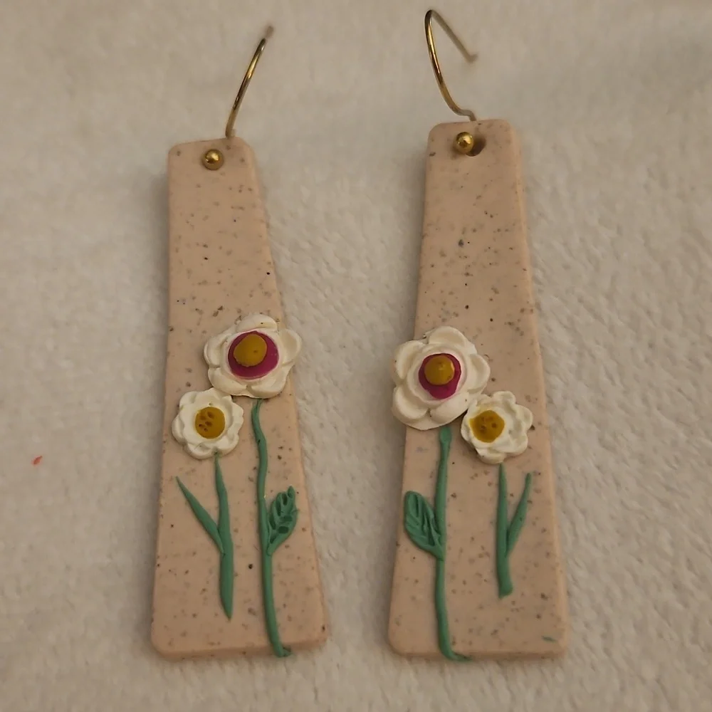 Vintage 1970s Floral Daisy Beige Linear Earrings